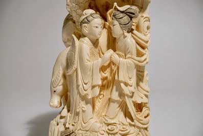 Une d&eacute;fense en ivoire sculpt&eacute; &agrave; d&eacute;cor d'une sc&egrave;ne de marriage, vers 1900